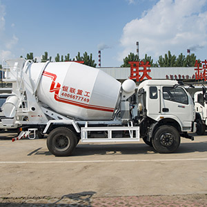 6方攪拌車——東風(fēng)底盤(pán)攪拌車